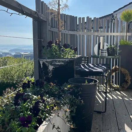 Sentrumsnaer Leilighet M/panorama Utsikt, Gode Solforhold Og Flott Uteomrade *